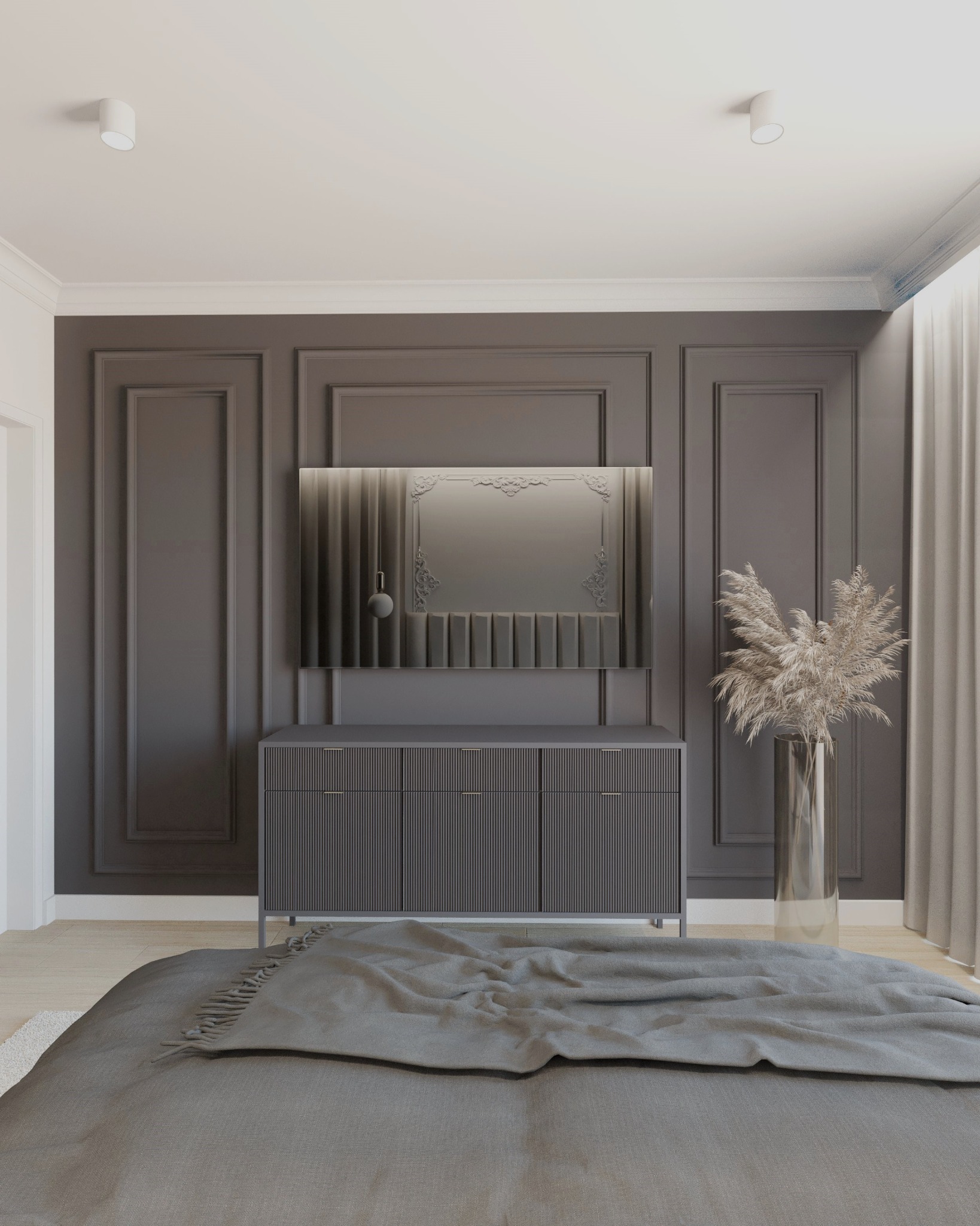 Szara sypialnia z panelem ściennym, komodą z ryflowanymi frontami i lustrem w ozdobnej ramie, uzupełniona dekoracyjną trawą w szklanym wazonie.