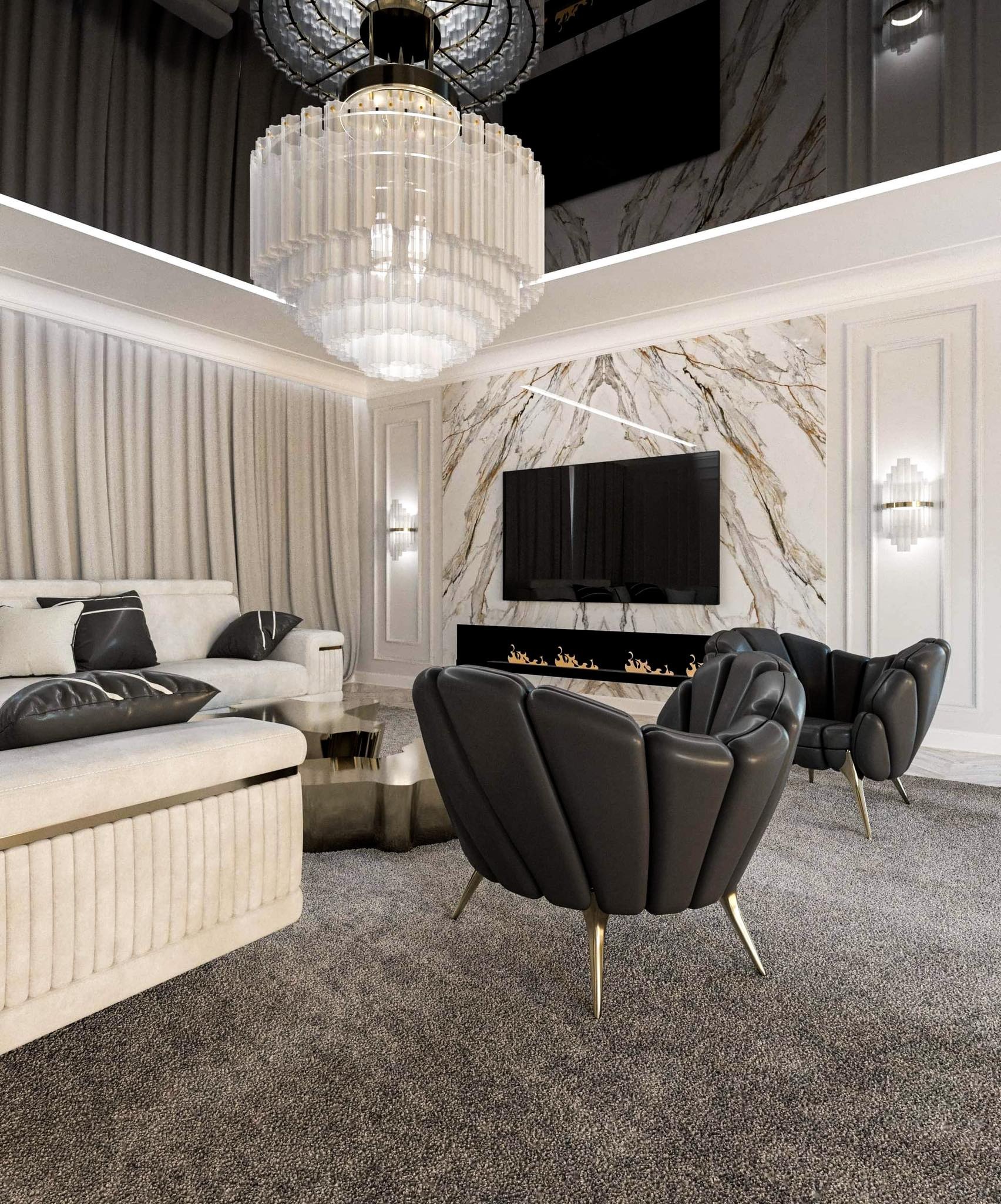 Elegancki salon z marmurową ścianą, kominkiem, telewizorem, kryształowym żyrandolem i designerskimi czarnymi fotelami na złotych nóżkach.