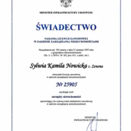 Skan świadectwa nadania licencji zawodowej w zakresie zarządzania nieruchomościami dla Sylwii Kamili Nowickiej, wydanego przez Ministra Infrastruktury i Rozwoju, ważnego w Bydgoszczy.