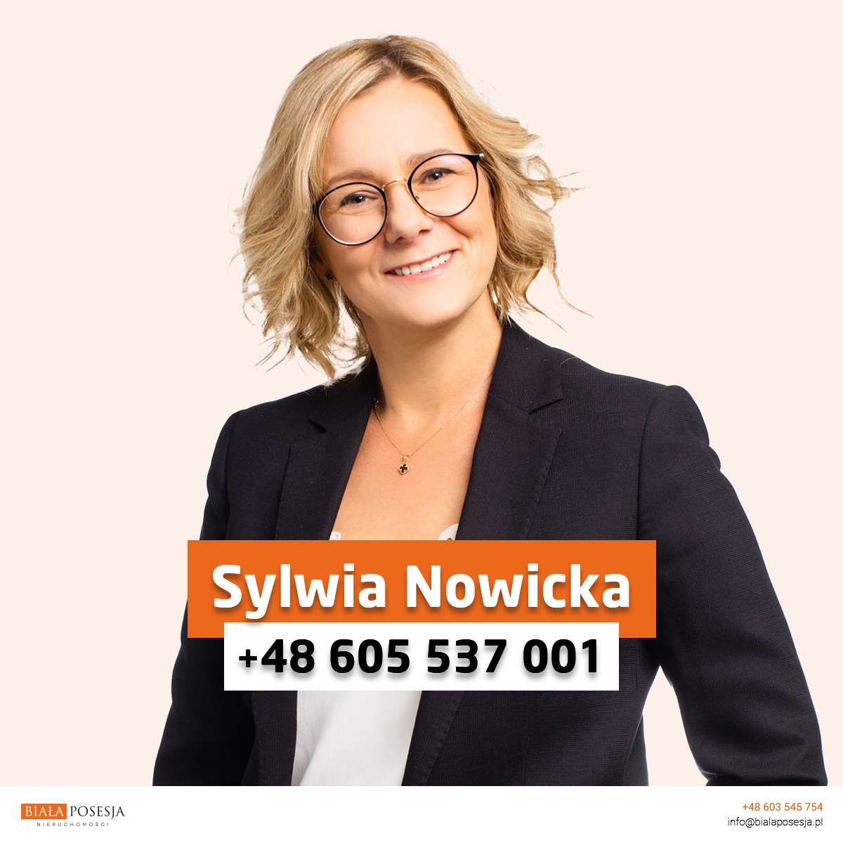 Portret uśmiechniętej kobiety w okularach i czarnej marynarce, z imieniem i numerem telefonu na pomarańczowym tle, logo firmy w rogu.