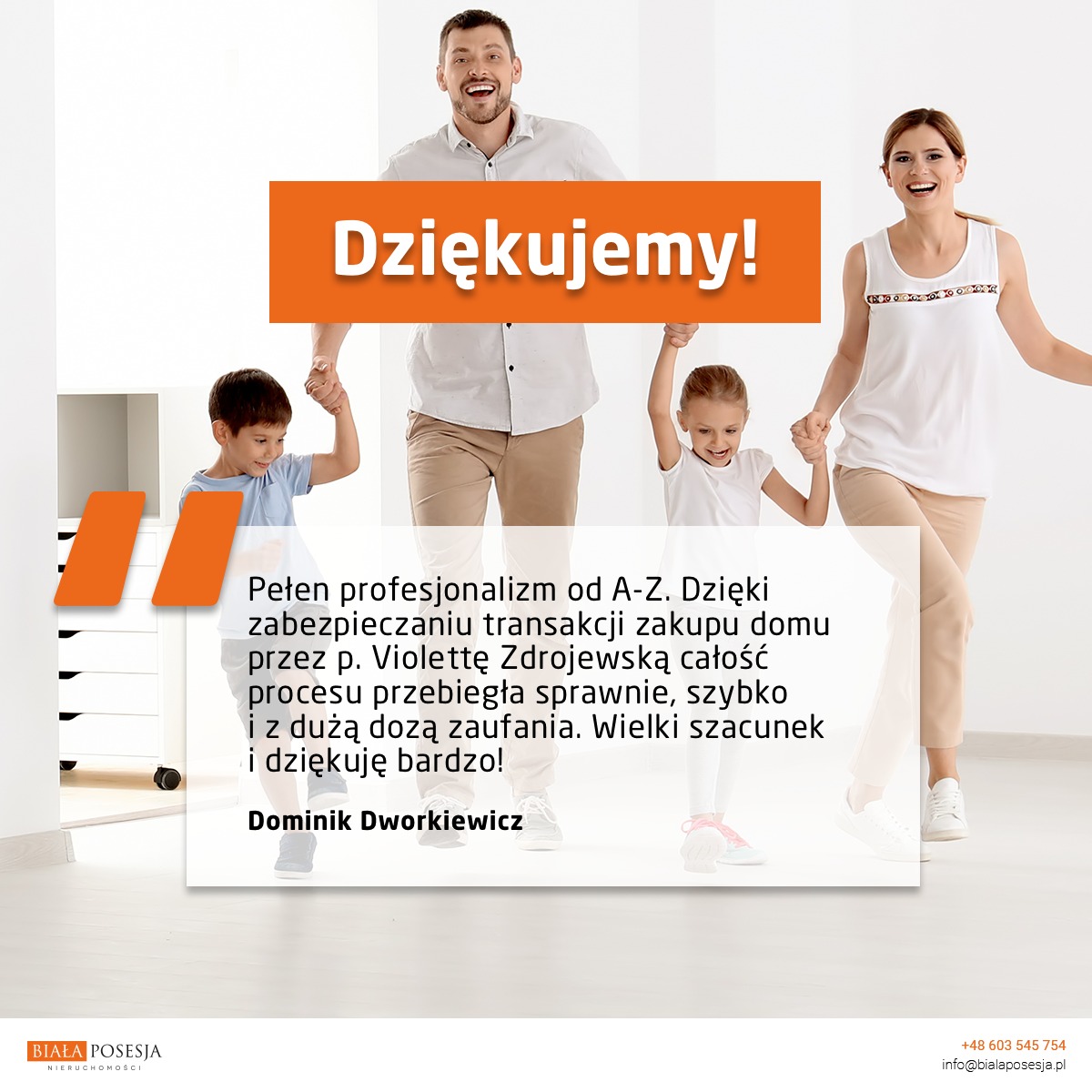 Szczęśliwa rodzina z dwójką dzieci, trzymająca się za ręce, z tekstem podziękowania za profesjonalną obsługę przy zakupie domu. W tle białe meble. Widoczny fragment logo firmy nieruchomości.