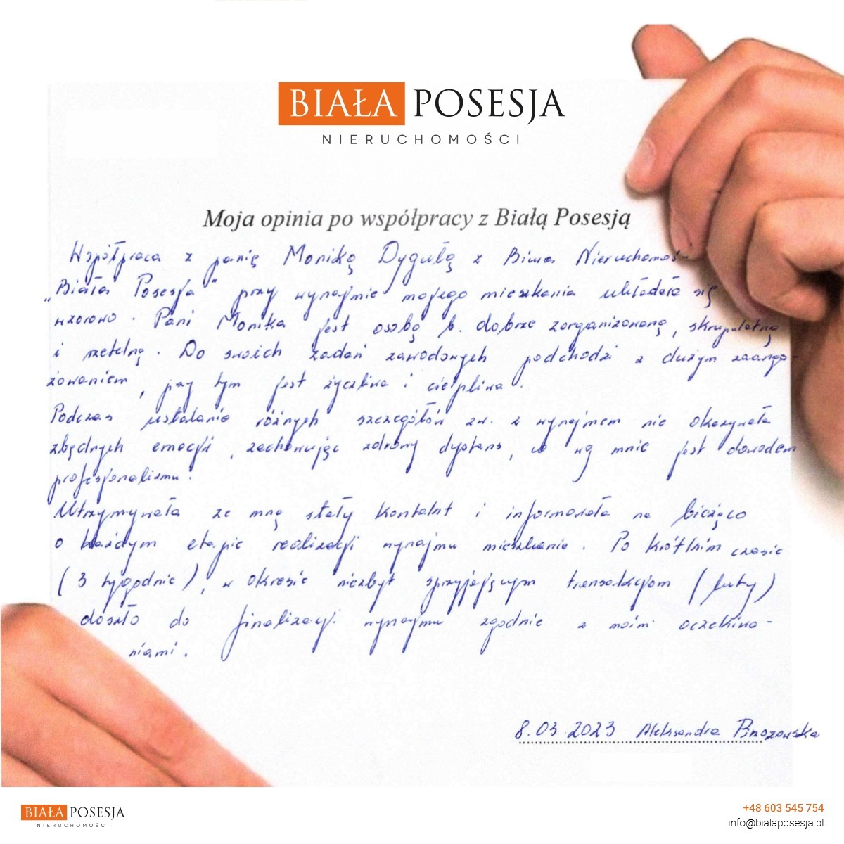 Ręka trzymająca kartkę z odręczną opinią o współpracy z agencją nieruchomości Biała Posesja, podkreślającą profesjonalizm i zaangażowanie.