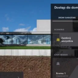 Interfejs aplikacji do zarządzania domem z widokiem nowoczesnej bryły budynku z dużymi oknami w tle, opcje sterowania bramami i drzwiami garażowymi.