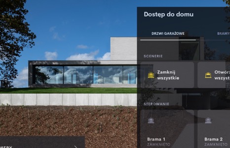 Interfejs aplikacji do zarządzania domem z widokiem nowoczesnej bryły budynku z dużymi oknami w tle, opcje sterowania bramami i drzwiami garażowymi.