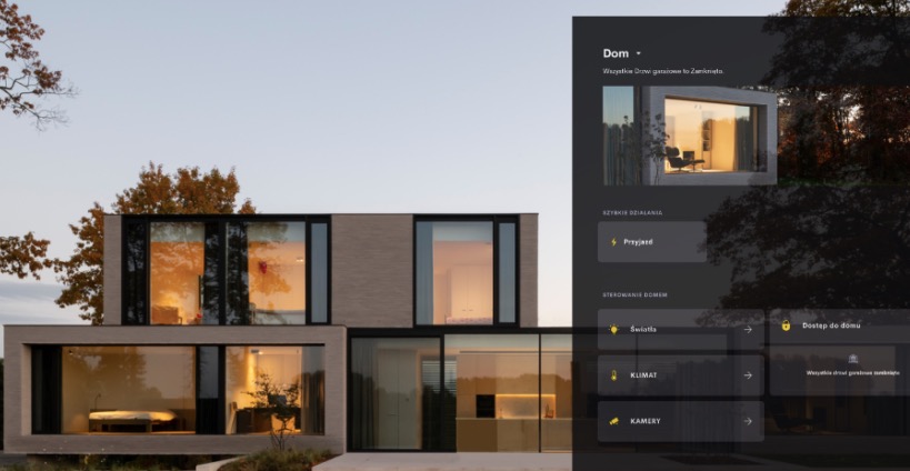 Nowoczesny dom z dużymi oknami, prezentowany na ekranie interfejsu sterowania domem, z opcjami zarządzania oświetleniem, klimatem, kamerami i dostępem.