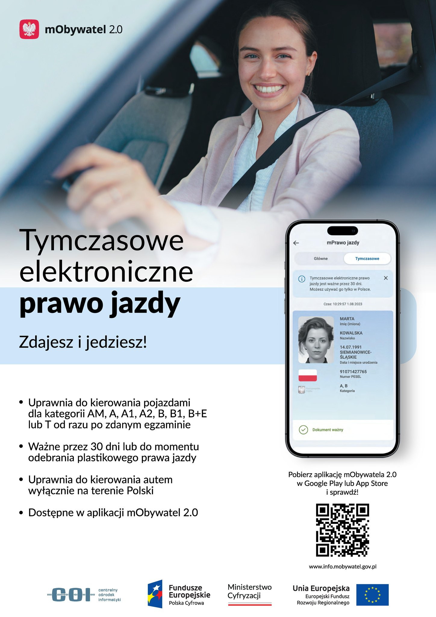 Uśmiechnięta kobieta za kierownicą samochodu, prezentująca na smartfonie tymczasowe elektroniczne prawo jazdy z aplikacji mObywatel 2.0.