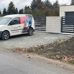 KAM SMART SP. Z O.O. - Nowoczesna brama wjazdowa z poziomymi przęsłami, zamontowana na betonowych słupkach. Na podjeździe stoi biały bus z reklamą firmy świadczącej usługi spawalnicze.