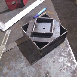 SpaceX - Uchwyt do belki nośnej