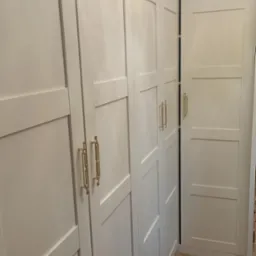 Montaż drzwi z uchwytami