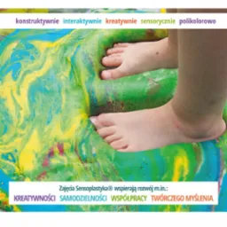 Dziecięce stopy zanurzone w kolorowej, sensorycznej masie plastycznej, promującej kreatywność i interakcję.