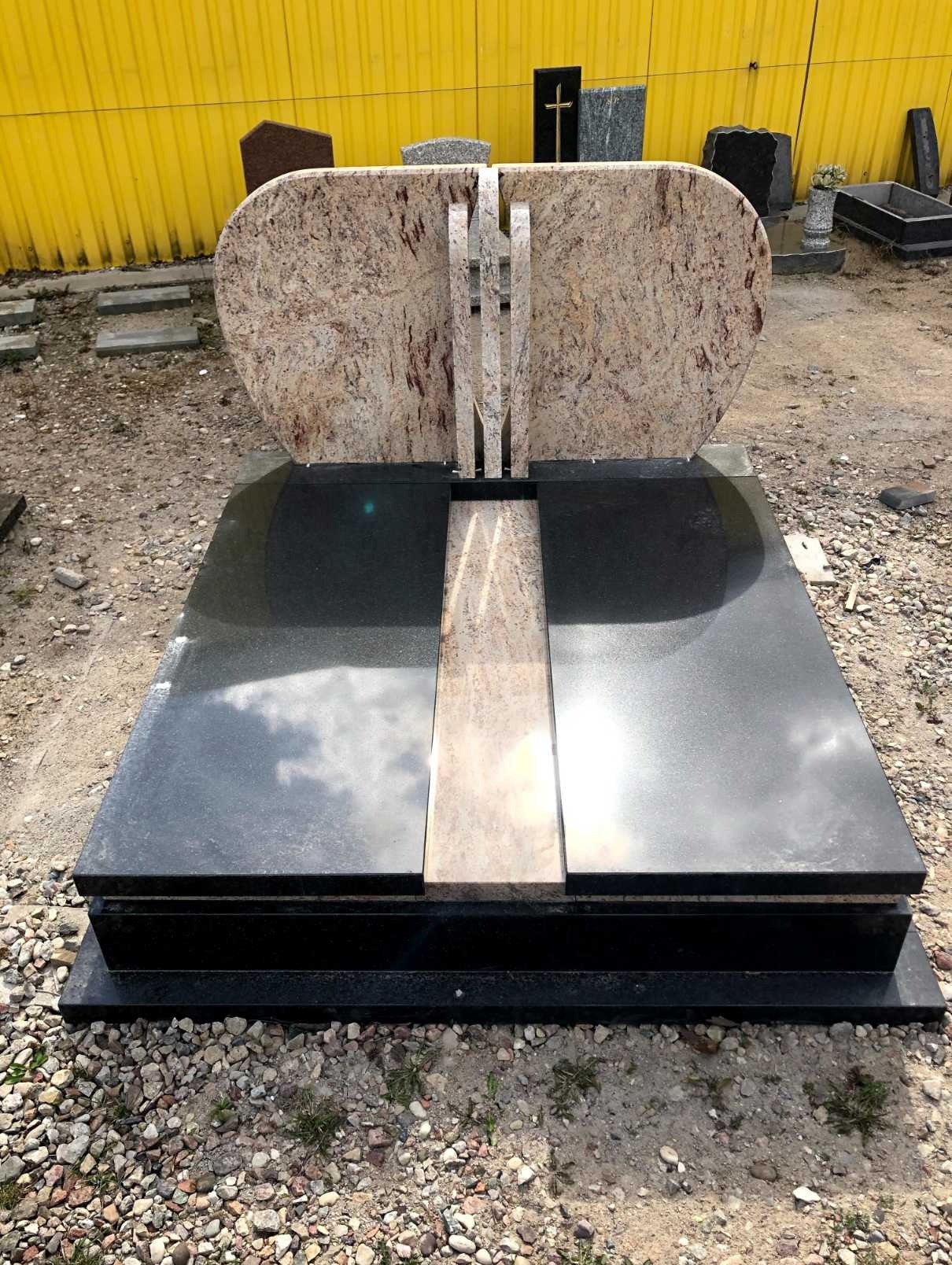 Nowoczesny nagrobek z czarnego granitu z elementami z jasnego kamienia w odcieniach beżu i brązu, ułożony na żwirowym podłożu.