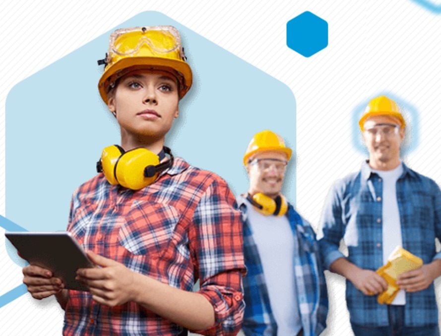 Trzy osoby w strojach roboczych i kaskach ochronnych, kobieta z tabletem na pierwszym planie, mężczyźni w tle, graficzne elementy w tle.