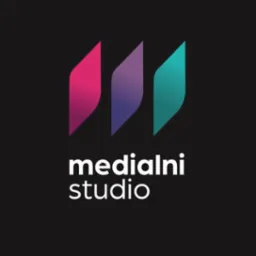 Logo firmy 'medialni studio' na czarnym tle. Nad nazwą trzy gradientowe elementy graficzne w kolorach różu, fioletu i turkusu.