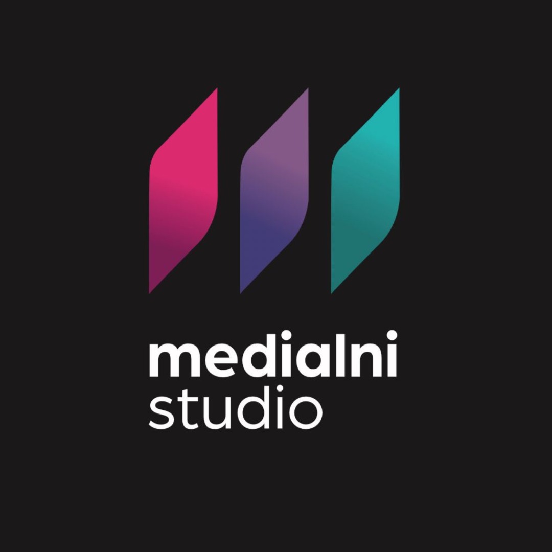 Logo firmy 'medialni studio' na czarnym tle. Nad nazwą trzy gradientowe elementy graficzne w kolorach różu, fioletu i turkusu.