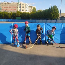 Zajęcia hokeja na rolkach dla dzieci.