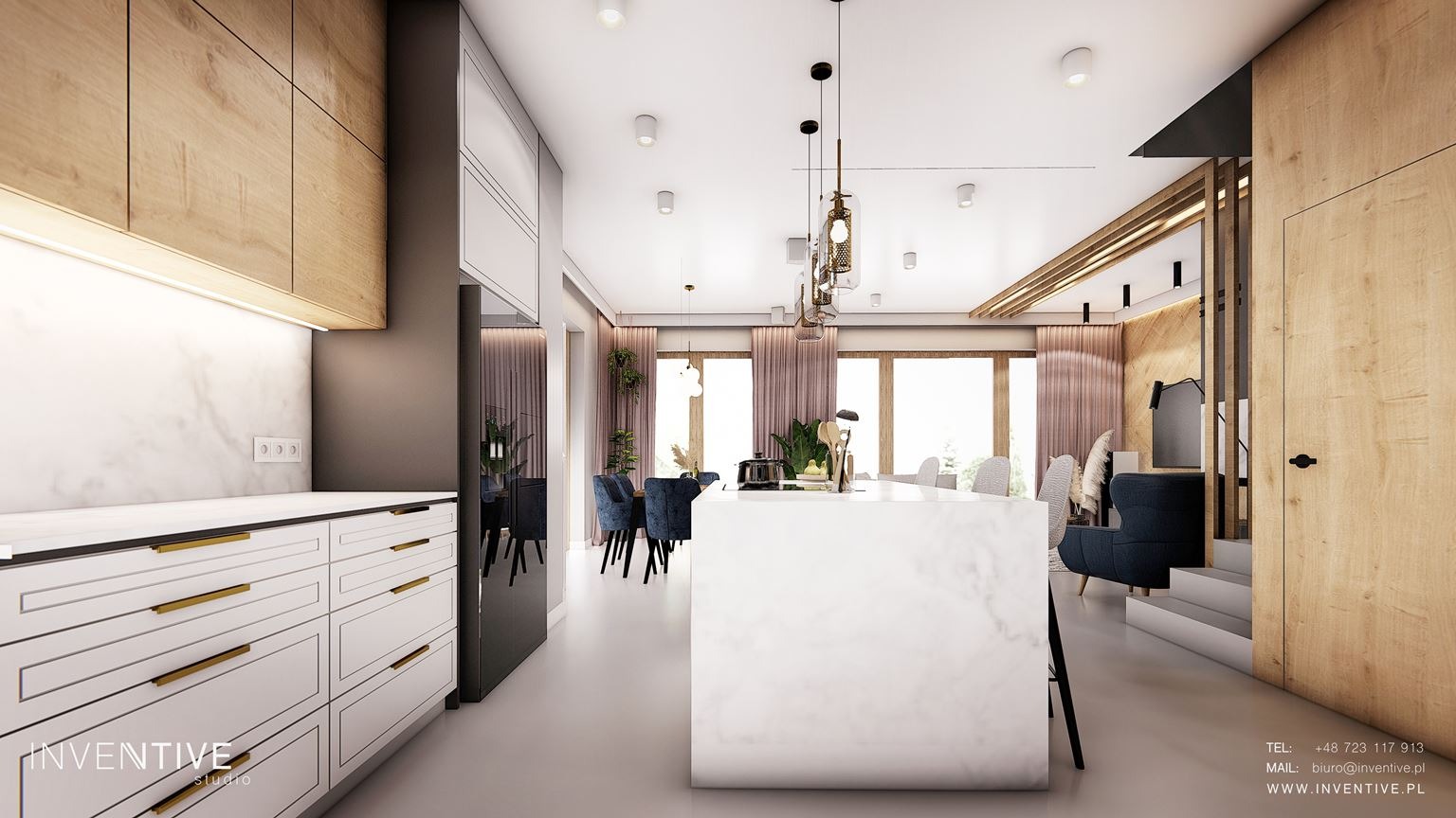 Wnętrze nowoczesnej kuchni z wyspą z białego marmuru, białymi szafkami z złotymi uchwytami, drewnianymi górnymi szafkami i widokiem na jadalnię z aksamitnymi krzesłami.