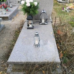 Grób przed naszym sprzątaniem.