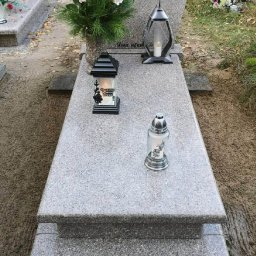 Grób po wykonaniu usługi sprzątania przez naszą firmę.