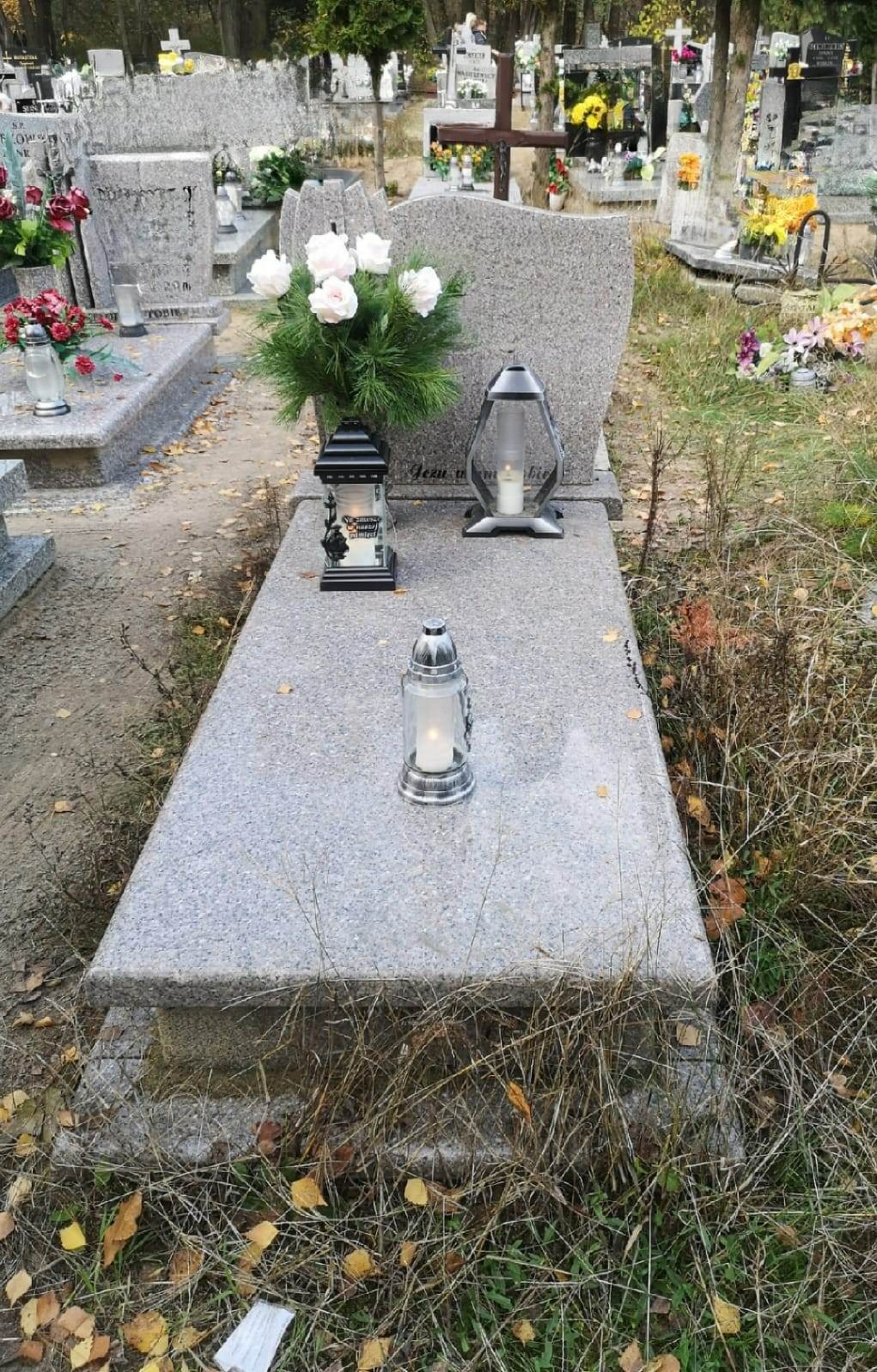 Grób przed naszym sprzątaniem.