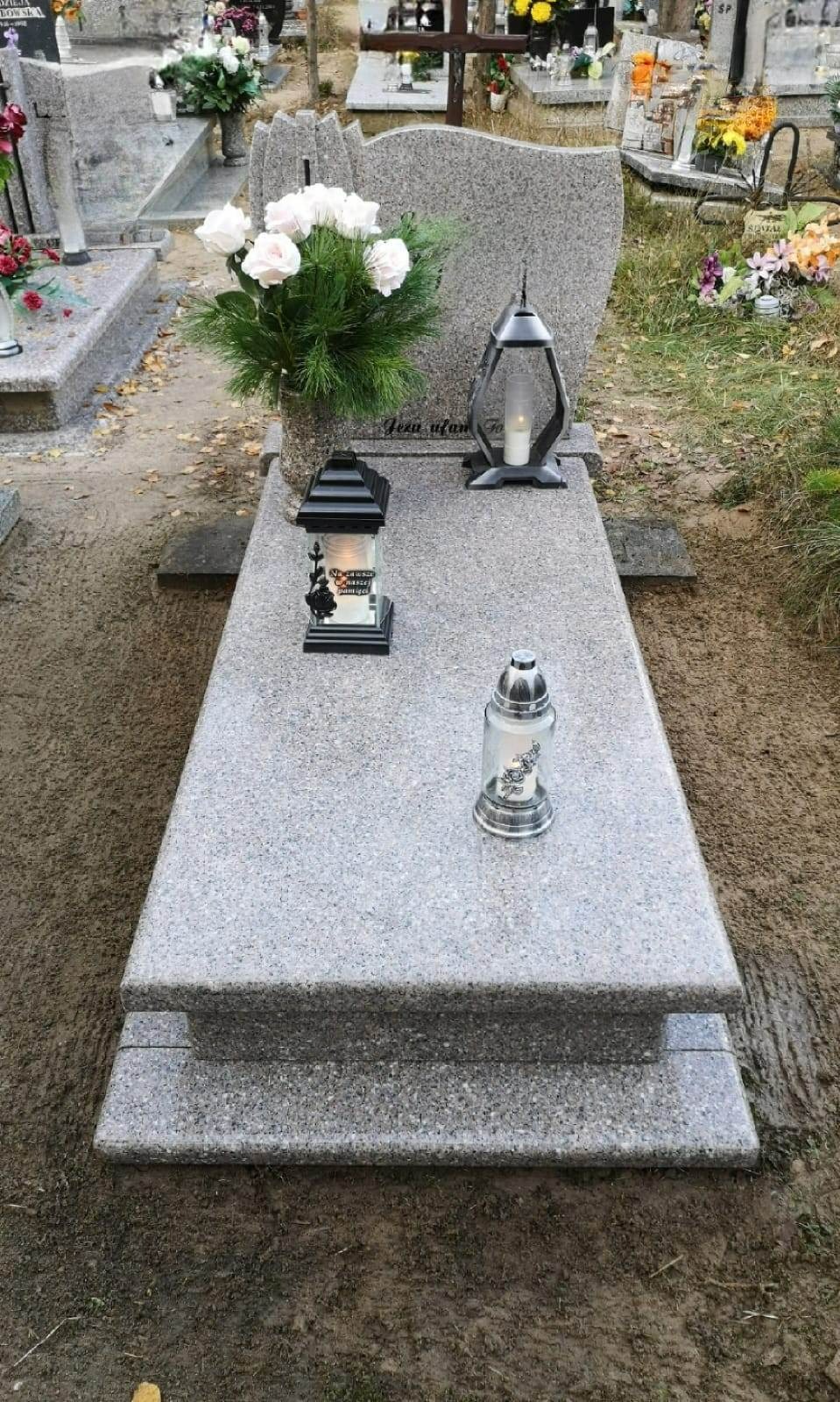 Grób po wykonaniu usługi sprzątania przez naszą firmę.