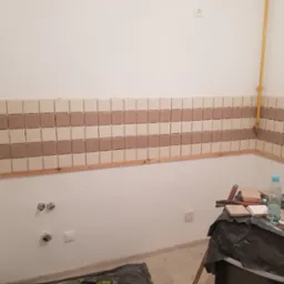 Płytki w kuchni klientki przed położeniem fug.