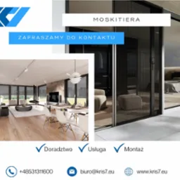 Nowoczesne wnętrze z widokiem na taras zabezpieczony moskitierą plisowaną, z widocznymi elementami reklamy firmy oferującej doradztwo, usługę i montaż.