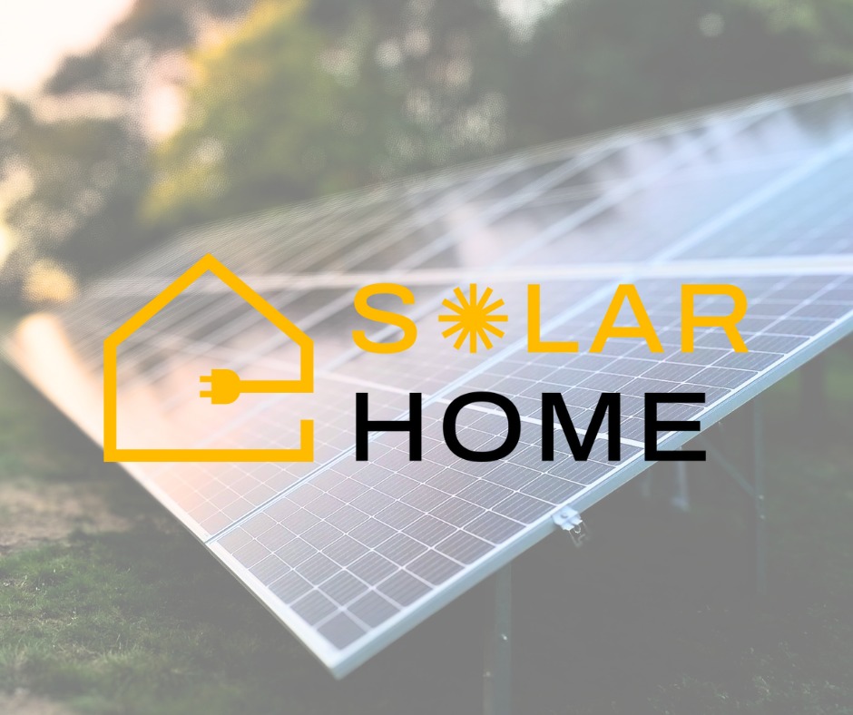 Logo Solar Home na tle paneli fotowoltaicznych, z symbolem domu z wtyczką i napisem Solar z symbolem słońca.