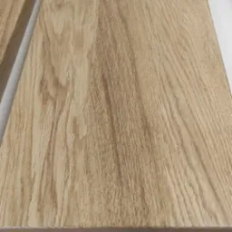 Dwie dębowe deski schodowe z widocznym usłojeniem, przygotowane do montażu w Kazanicach.