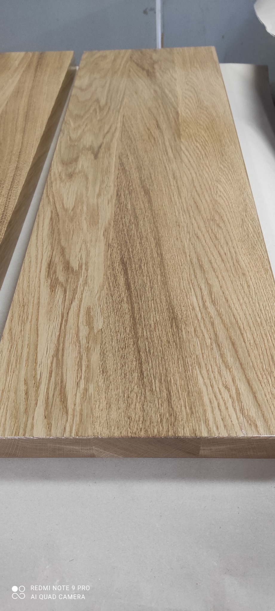 Dwie dębowe deski schodowe z widocznym usłojeniem, przygotowane do montażu w Kazanicach.