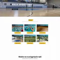 Zrzut ekranu strony internetowej z ofertą hali sportowej, prezentujący różne obiekty sportowe takie jak basen, sala do aqua aerobiku, saunę, boisko oraz plac zabaw.