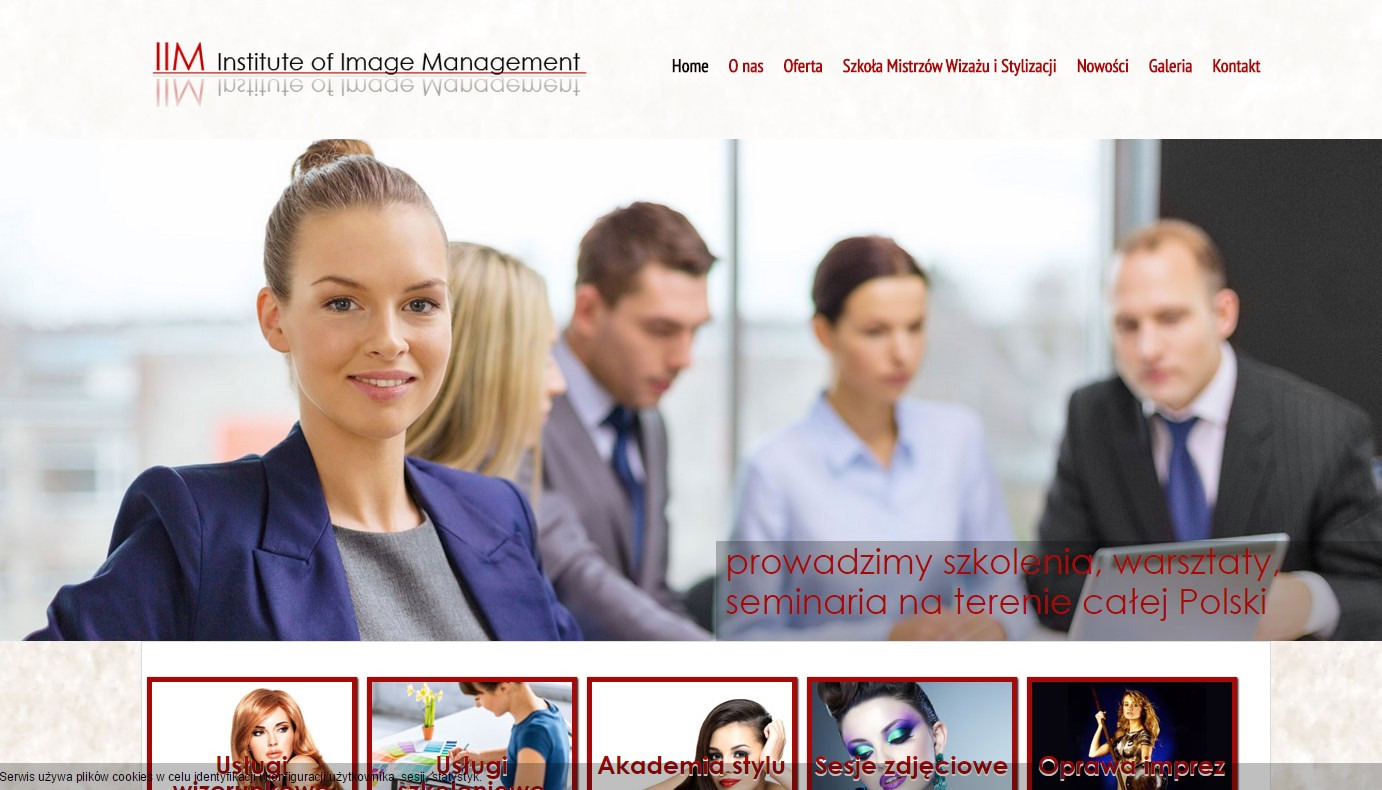 Zespół osób w biurze, z uśmiechniętą kobietą w pierwszym planie, na tle strony internetowej z nagłówkiem 'IIM Institute of Image Management' i ofertą szkoleń z wizażu i stylizacji.