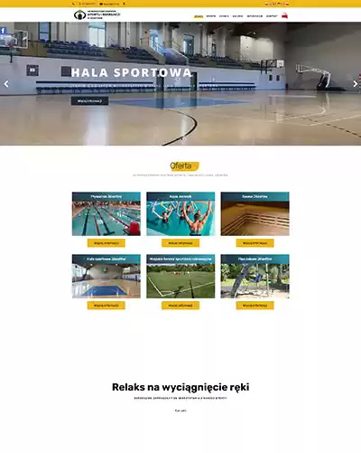 Zrzut ekranu strony internetowej z ofertą hali sportowej, prezentujący różne obiekty sportowe takie jak basen, sala do aqua aerobiku, saunę, boisko oraz plac zabaw.