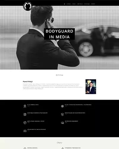 Czarno-biały widok strony internetowej z mężczyzną w słuchawce i napisem 'BODYGUARD IN MEDIA' na tle rozmytego samochodu.