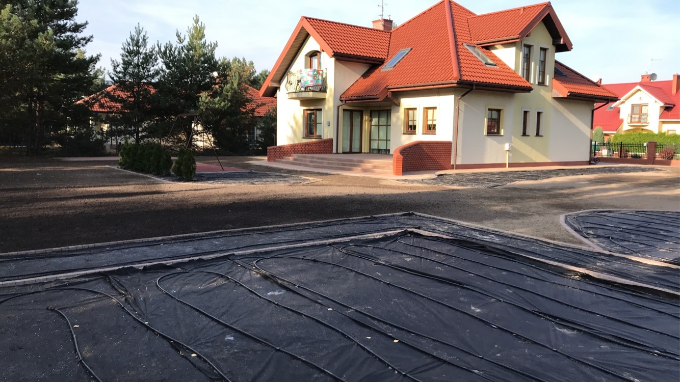 Trawnik z siewu z nawodnieniem i obrzeżami