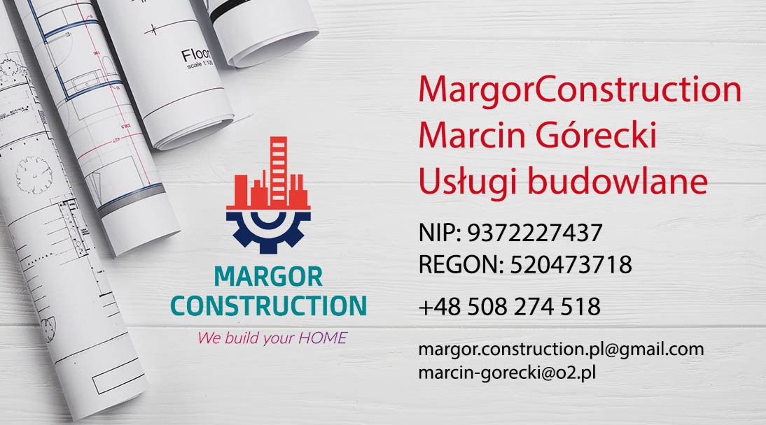 Wizytówka firmy budowlanej MargorConstruction z logo przedstawiającym budynki i koło zębate, obok leżą zwinięte plany architektoniczne na białym tle.