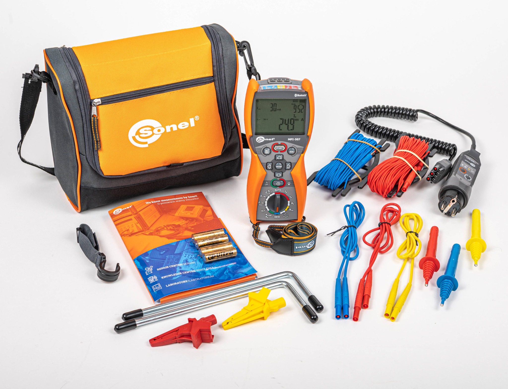 Zestaw narzędzi pomiarowych firmy Sonel z Lutyni, zawierający miernik MPI-507, torbę transportową, przewody pomiarowe, sondy, elektrody wbijane w grunt, baterie i instrukcję obsługi.
