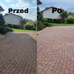 Porównanie stanu kostki brukowej przed i po czyszczeniu: lewa strona pokryta ciemnym nalotem, prawa strona z odzyskanym, naturalnym kolorem. Widoczny dom i zadbany ogród w tle.