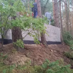 Praca zakończona ława zalana ścianka postawiona i wypełniony taras płytkami