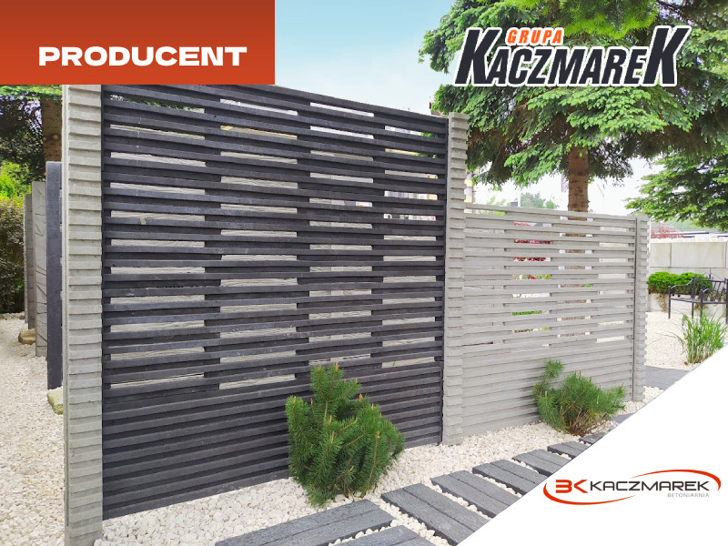 Nowoczesne, poziome ogrodzenie z prefabrykatów betonowych w kolorach szarości i czerni, zlokalizowane w Kroczycach, z widocznymi elementami dekoracyjnymi z kamienia i roślin.