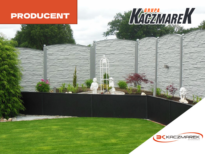 Panelowe ogrodzenie o fakturze kamienia w kolorze szarym, z dekoracyjnym ogrodem wzdłuż podstawy, logo producenta w prawym dolnym rogu i napis 'PRODUCENT' w lewym górnym rogu.