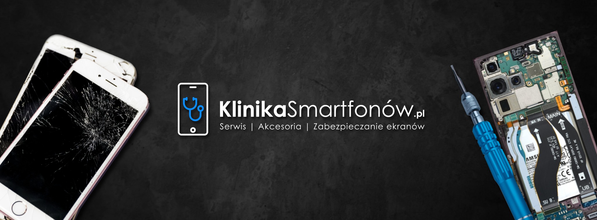 Dwa uszkodzone telefony z pękniętymi ekranami obok rozłożonego smartfona z widoczną płytą główną i narzędziem serwisowym, na tle z logo serwisu.