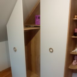 Dekor Max - Szafa wnękowa na poddaszu z otwartymi drzwiami, widoczne półki i zabawki na półkach obok.