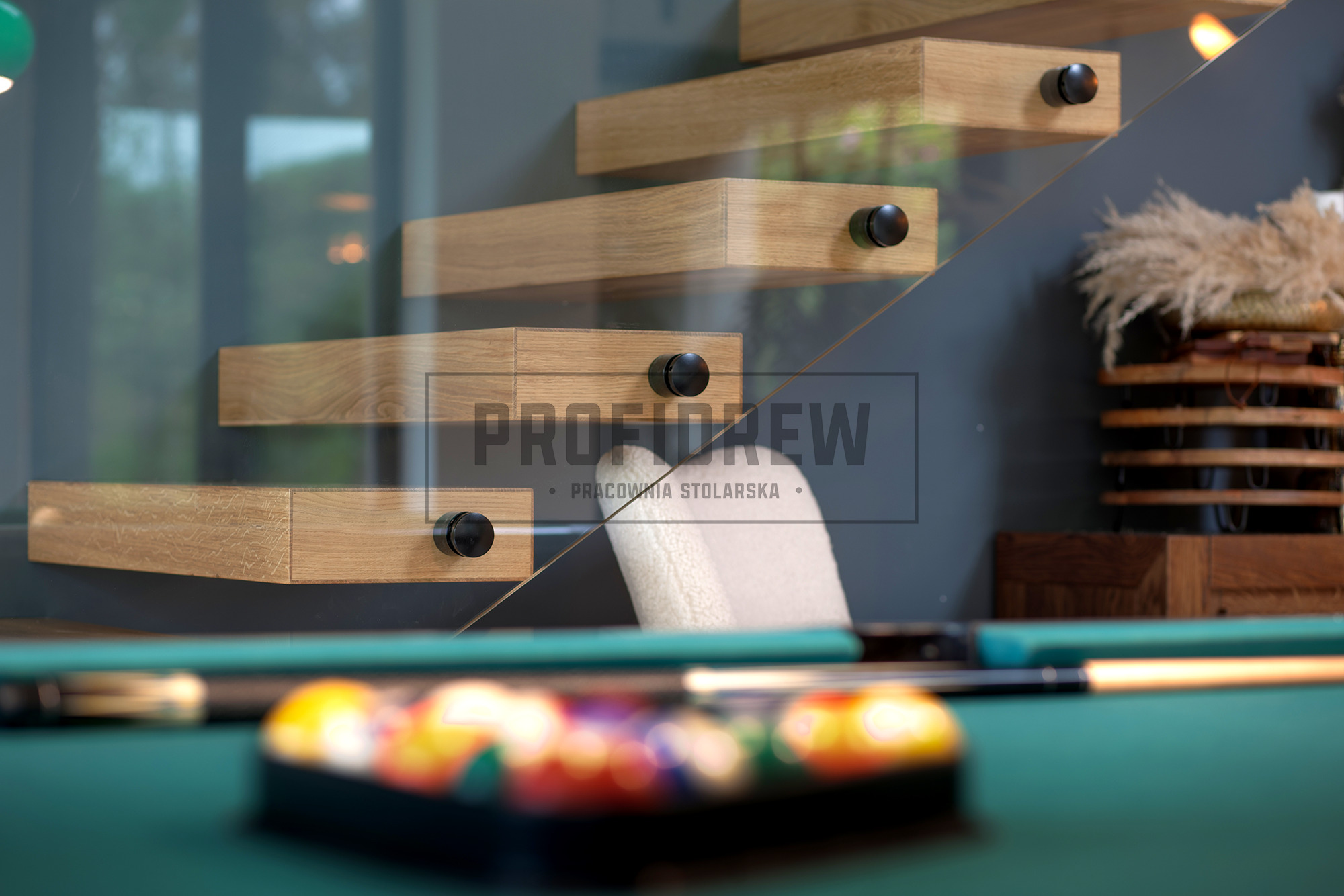 Schody dywanowe, dębowe, Profidrew.