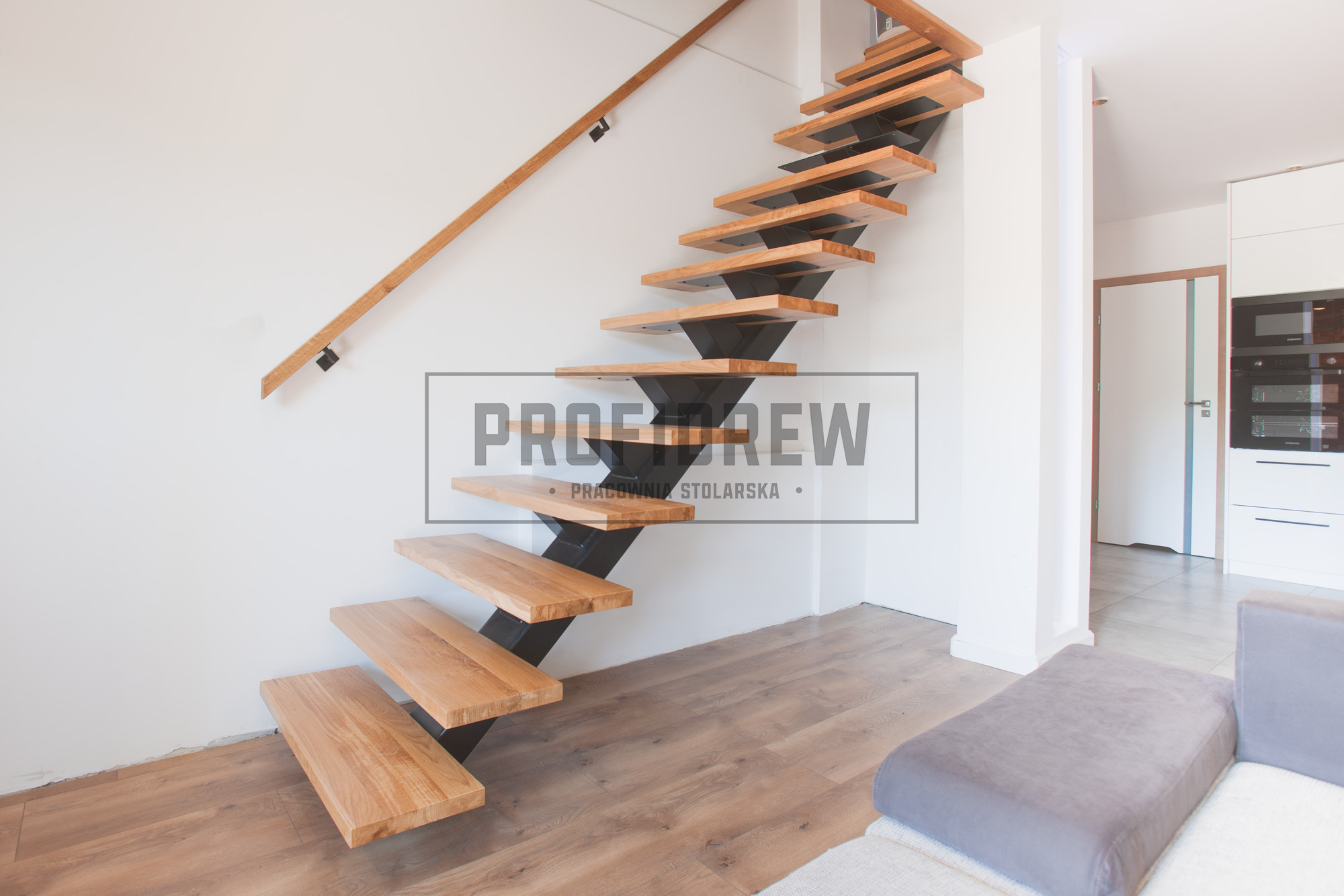 Schody typu loft z stopniami dębowymi na stalowej wandze. Profidrew.