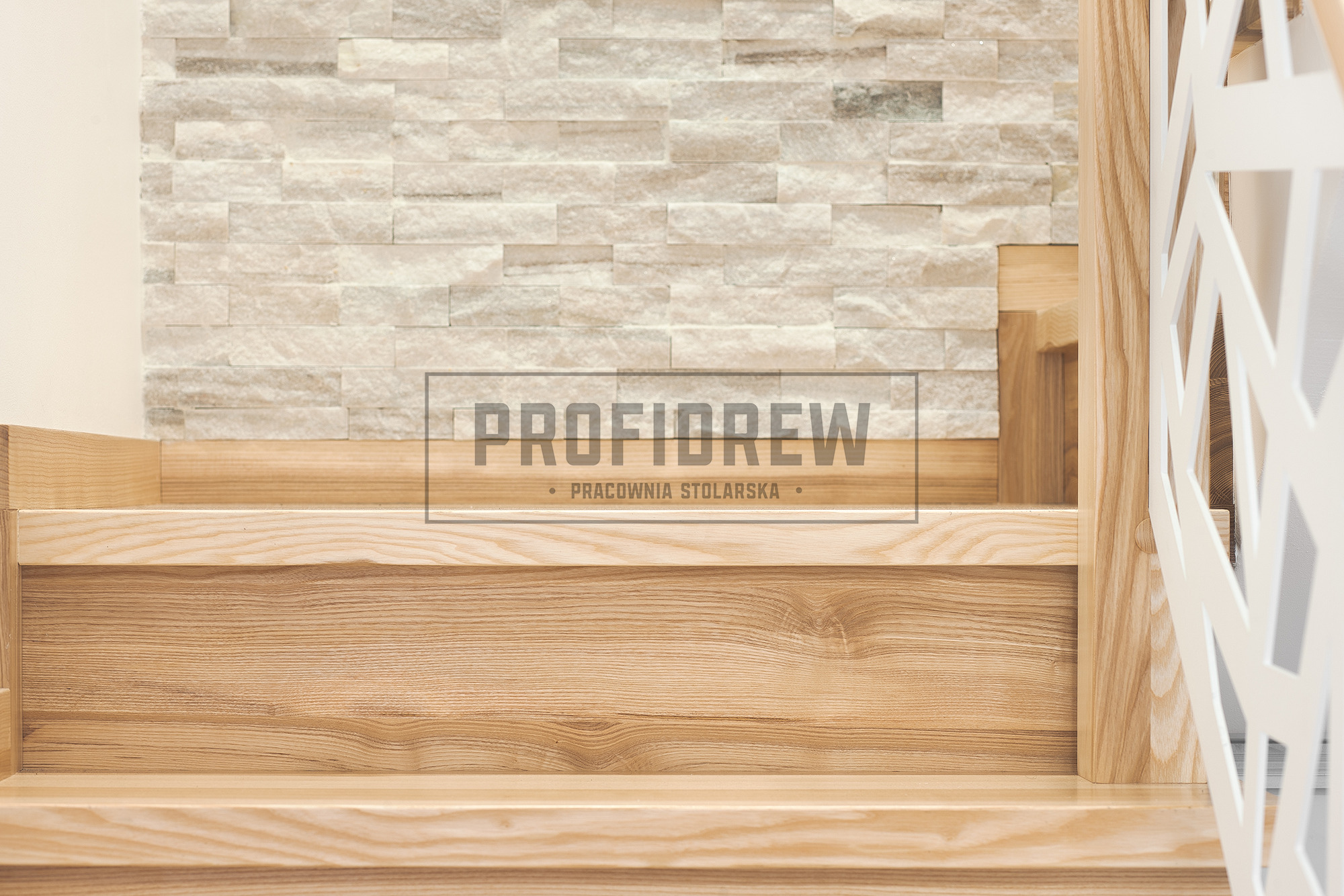 Schody jesionowe z barierką stalową Profidrew.