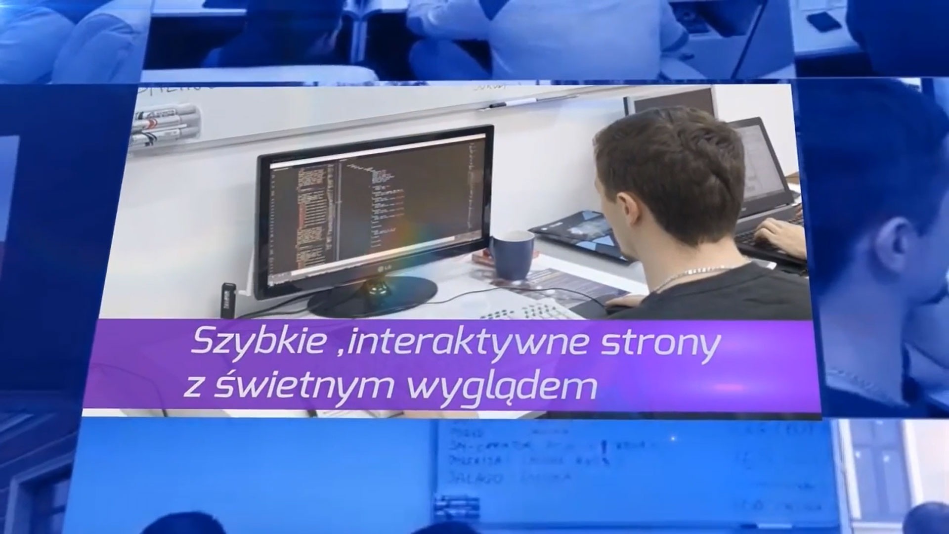 Programista pracuje przy biurku, na monitorze widoczny kod, obok kubek i notatki, w tle tablica suchościeralna z zapiskami.