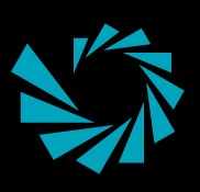 Turkusowy, abstrakcyjny symbol przypominający przysłonę aparatu, złożony z trójkątnych segmentów na czarnym tle.