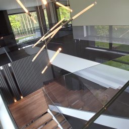 schody nowoczesne, balustrada szklana, panel ścienny  