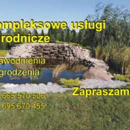 Aranżacja ogrodu z oczkiem wodnym, kamienną kaskadą i ozdobną roślinnością, na pierwszym planie trawnik, nadruk reklamowy z ofertą usług ogrodniczych.