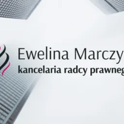 Logo kancelarii radcy prawnego Ewelina Marczyk na tle miejskiej zabudowy, budynki z szarego szkła skierowane w górę, widok z dołu, mglista atmosfera.
